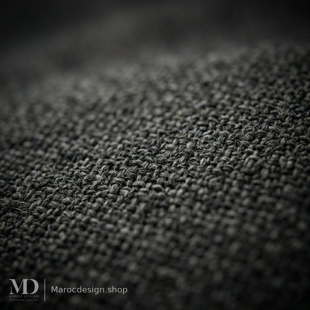 Gros plan sur le tissu texturé gris anthracite du lit MOAR – Maroc Design