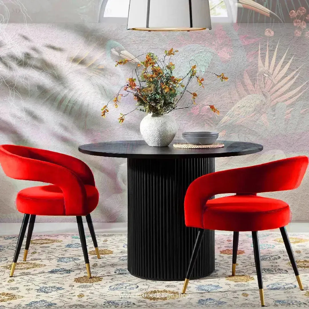 ARCHY-Chaise-Elegance-et-Confort-pour-Votre-Cuisine-Salle-a-Manger-By-Maroc-Design-Chaise-Table-a-Manger-Chaise-Bureau-cafe-Restaurant-Maroc-Design-Velours-Rouge et table à manger bois massif Noir