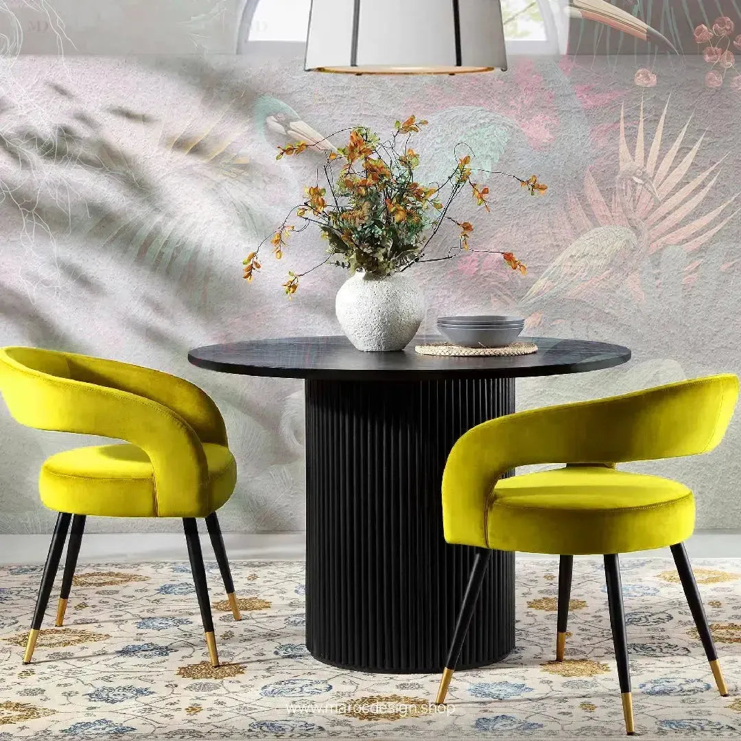 ARCHY-Chaise-Elegance-et-Confort-pour-Votre-Cuisine-Salle-a-Manger-By-Maroc-Design-Chaise-Table-a-Manger-Chaise-Bureau-cafe-Restaurant-Maroc-Design-Velours-jaune et table à manger bois massif Noir