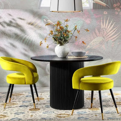 ARCHY-Chaise-Elegance-et-Confort-pour-Votre-Cuisine-Salle-a-Manger-By-Maroc-Design-Chaise-Table-a-Manger-Chaise-Bureau-cafe-Restaurant-Maroc-Design-Velours-jaune et table à manger bois massif Noir
