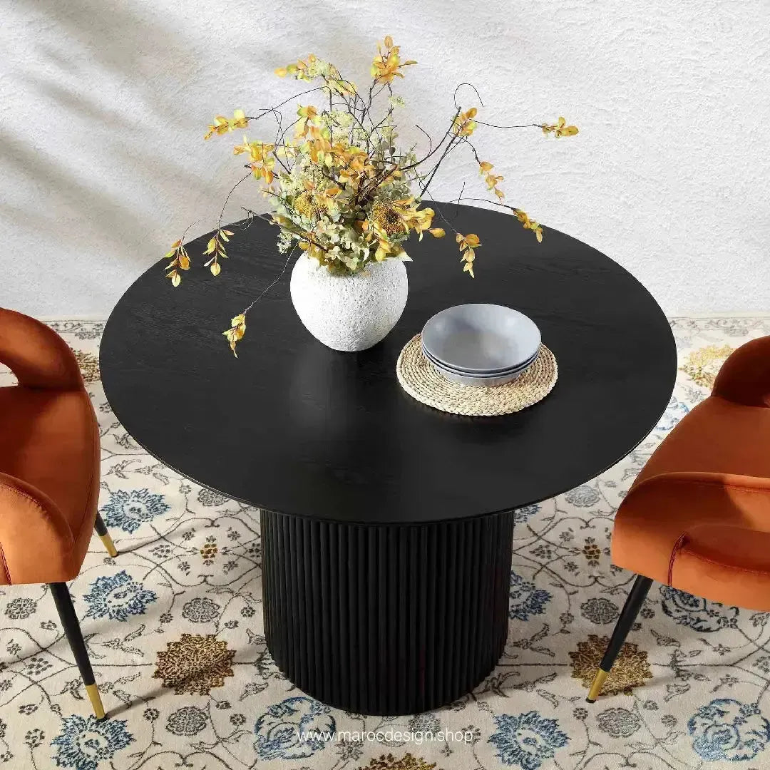 ARCHY-Chaise-Elegance-et-Confort-pour-Votre-Cuisine-Salle-a-Manger-By-Maroc-Design-Chaise-Table-a-Manger-Chaise-Bureau-cafe-Restaurant-Maroc-Design-Velours-Rouge brique et table à manger bois massif Noir