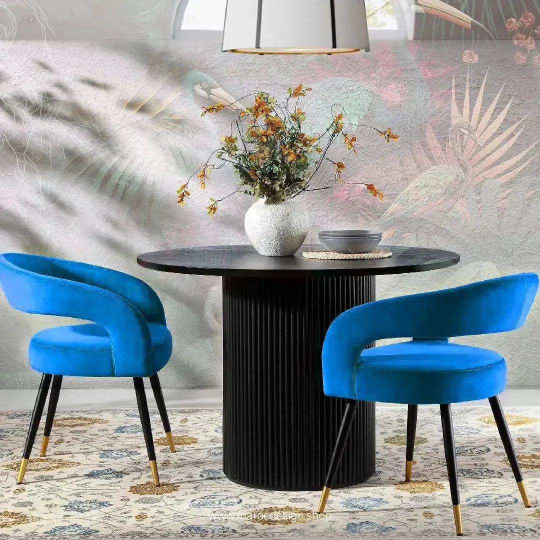 ARCHY-Chaise-Elegance-et-Confort-pour-Votre-Cuisine-Salle-a-Manger-By-Maroc-Design-Chaise-Table-a-Manger-Chaise-Bureau-cafe-Restaurant-Maroc-Design-Velours-Bleu et table à manger bois massif Noir