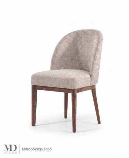 Chaise CORDOBA en tissu chiné beige avec dossier incurvé et pieds en noyer massif – Maroc Design
