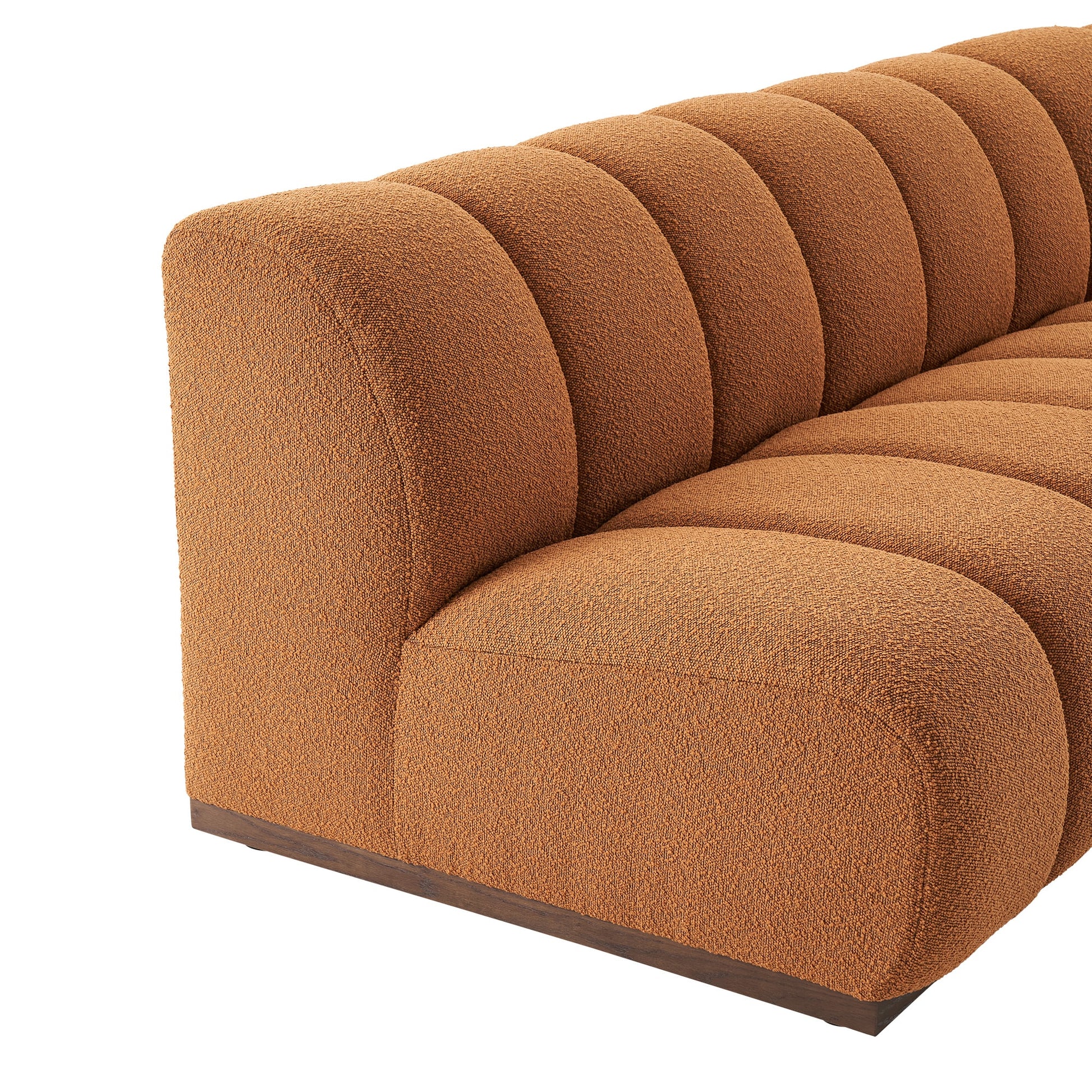 Canapé modulable LEONY en bouclette caramel terracotta, forme arrondie en studio – Maroc Design