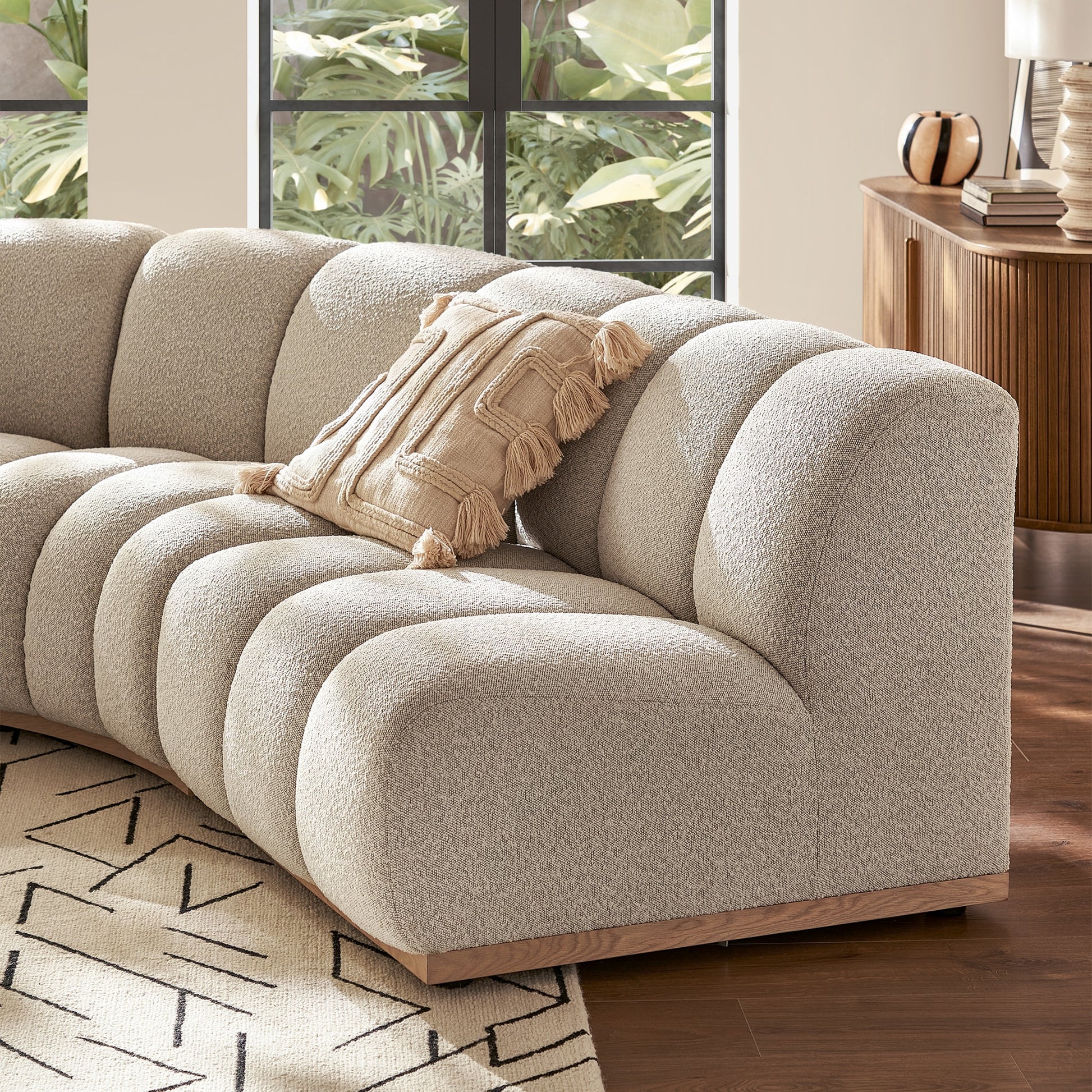 Canapé modulable LEONY bouclette beige en situation dans un salon – Maroc Design