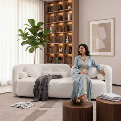 Canapé haut de gamme en tissu blanc dans un salon lumineux style marocain chic