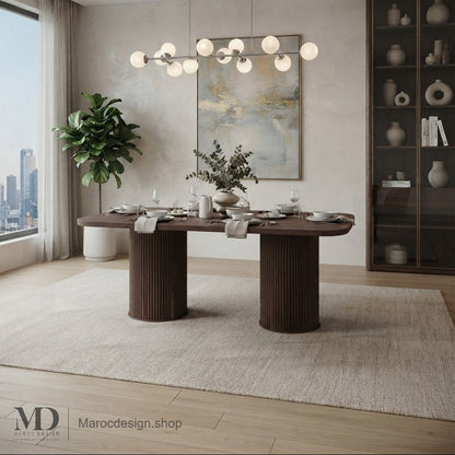 Table à manger ANDALOUSSIA en noyer dressée avec vaisselle dans une salle à manger moderne et lumineuse