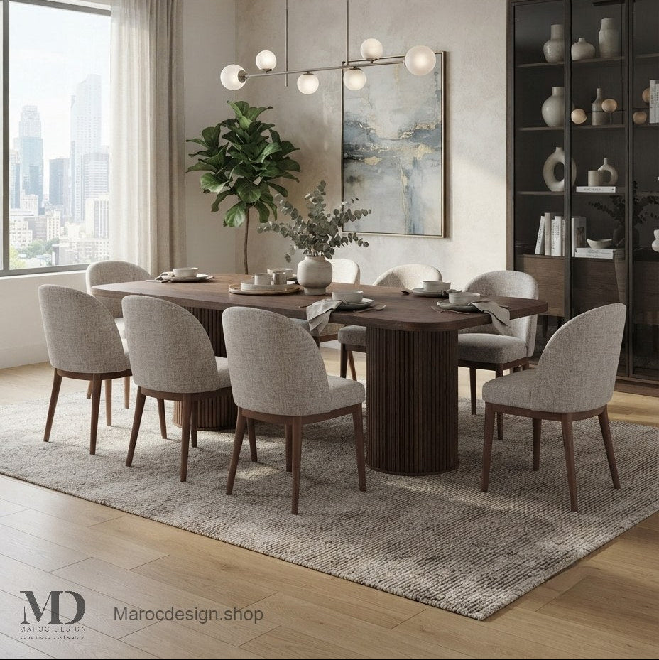 Salle à manger avec table ANDALOUSSIA en noyer et huit chaises en tissu beige, vue urbaine