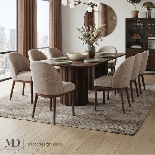 Table ANDALOUSSIA en noyer entourée de chaises beiges, miroir cuivré et rideaux terracotta