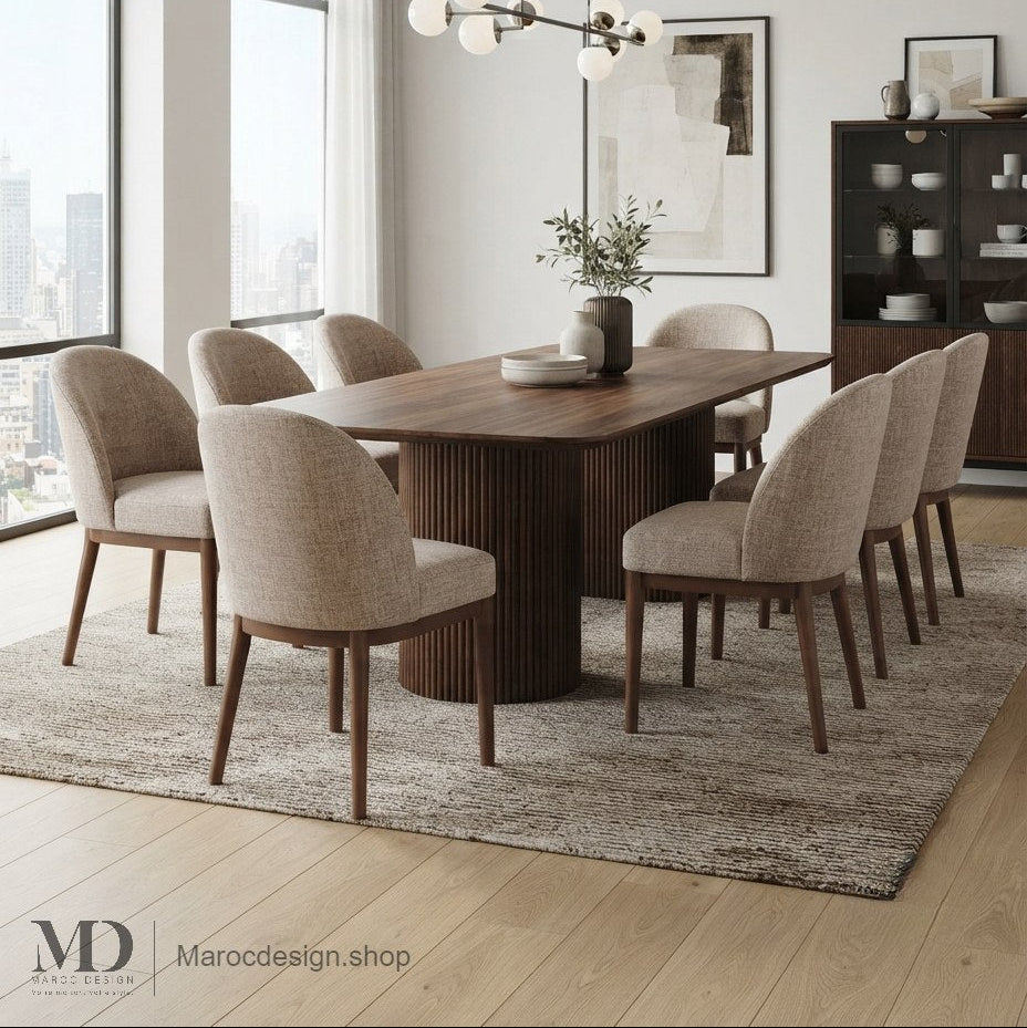 Table à manger ANDALOUSSIA en noyer foncé avec chaises beiges dans un séjour contemporain