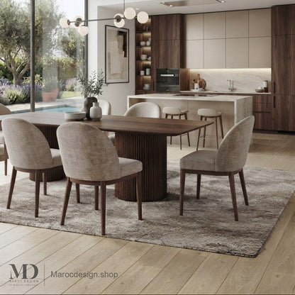 Table à manger ANDALOUSSIA en noyer avec chaises beiges dans une cuisine ouverte moderne