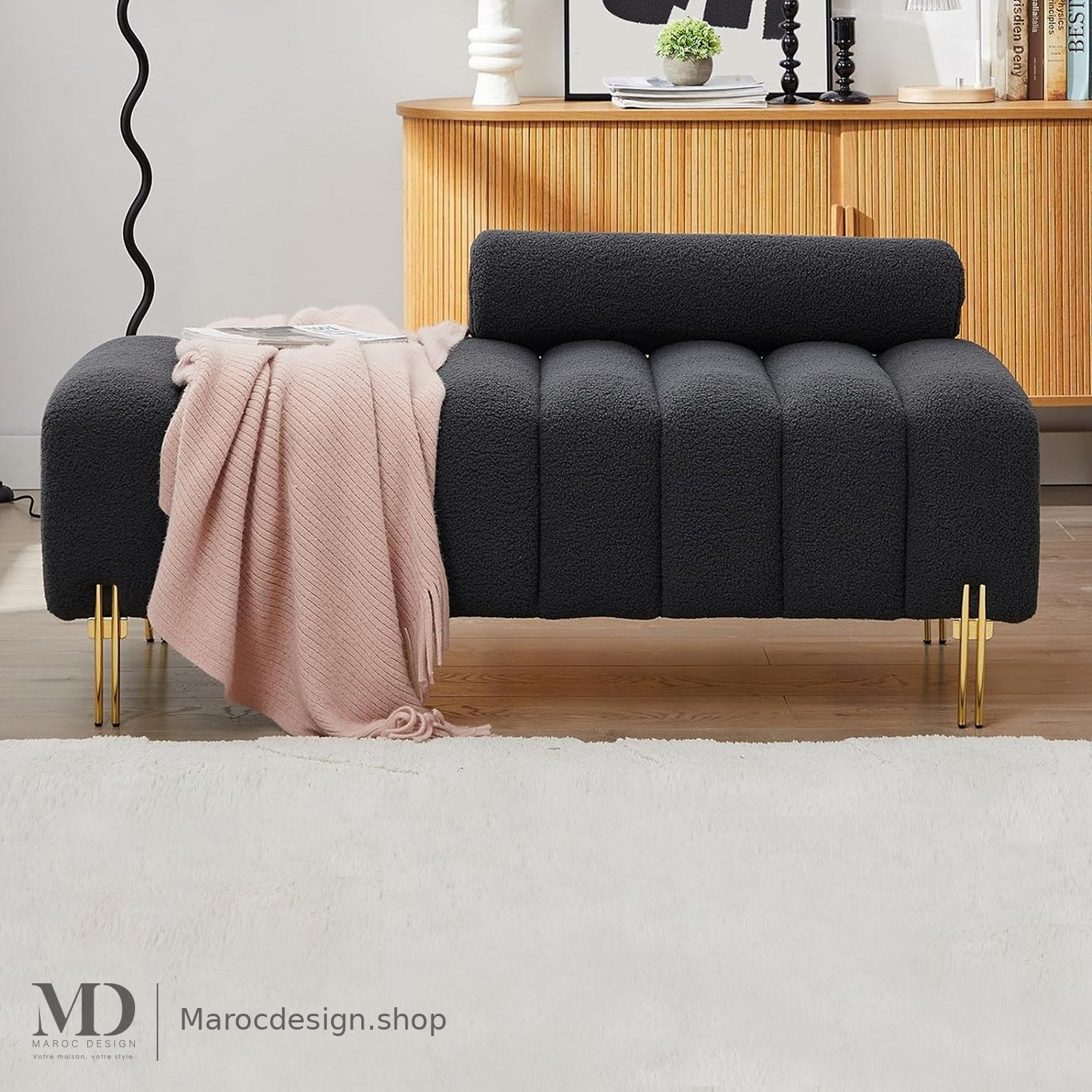 Banc bout de lit bouclé gris anthracite dans une chambre, plaid rose – Maroc Design Casablanca