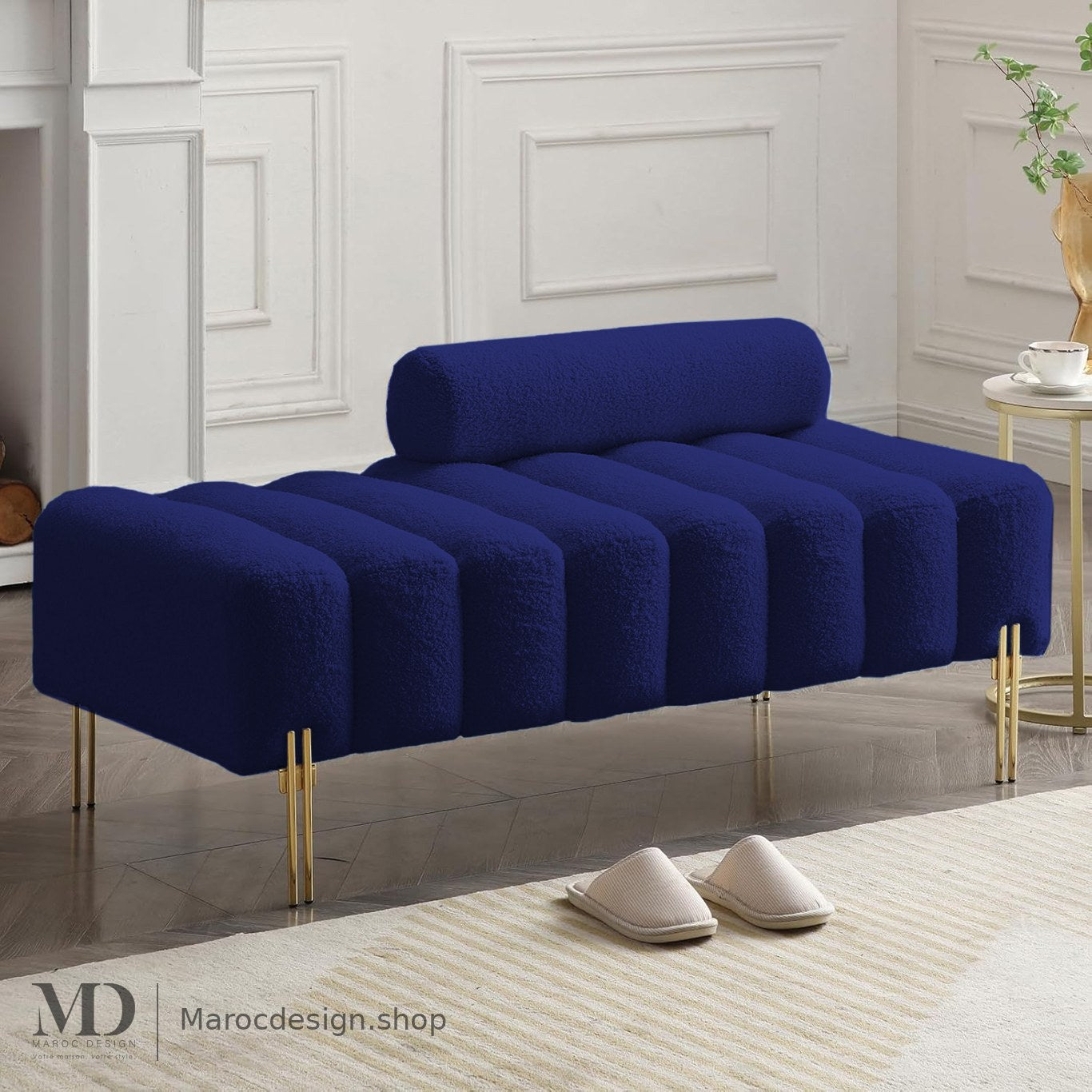 Banc Alma bouclé bleu marine avec traversin et pieds dorés – Maroc Design