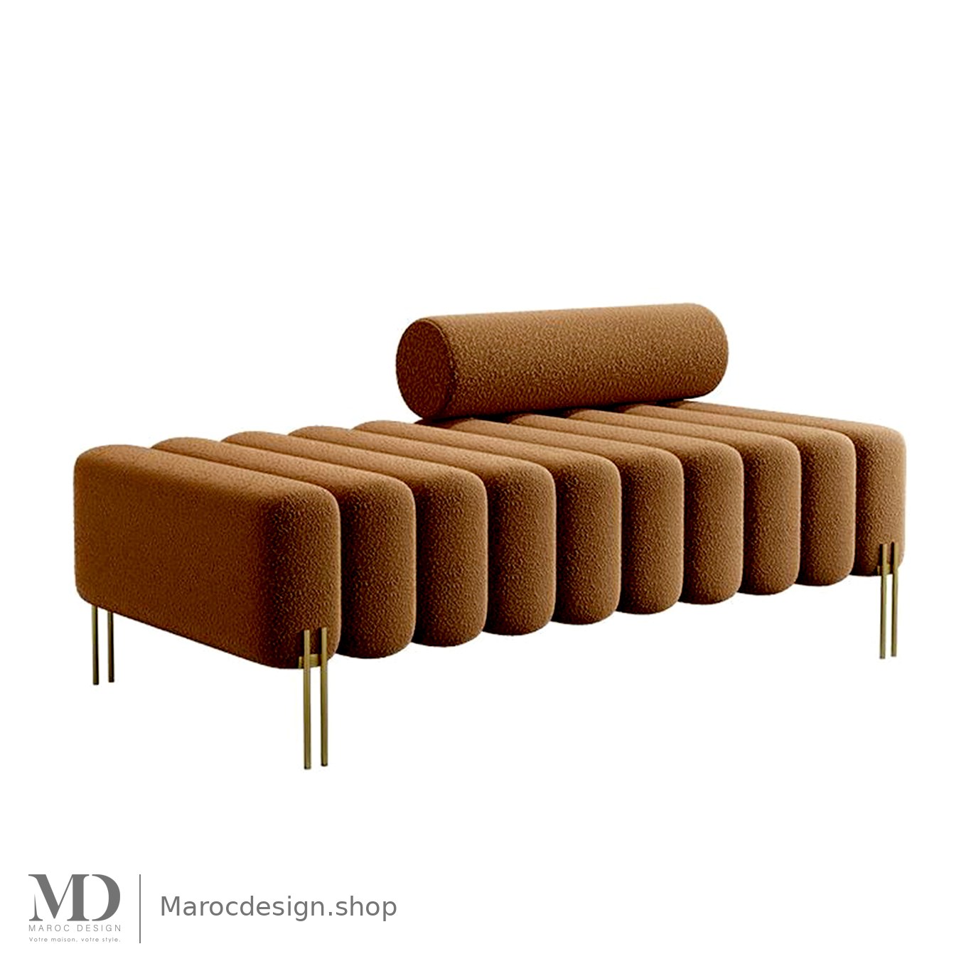 Banc Alma bouclé caramel avec traversin et pieds dorés – Maroc Design