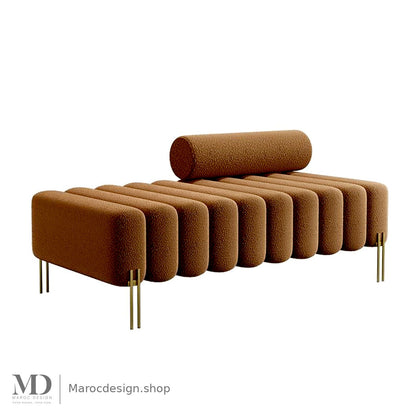 Banc Alma bouclé caramel avec traversin et pieds dorés – Maroc Design
