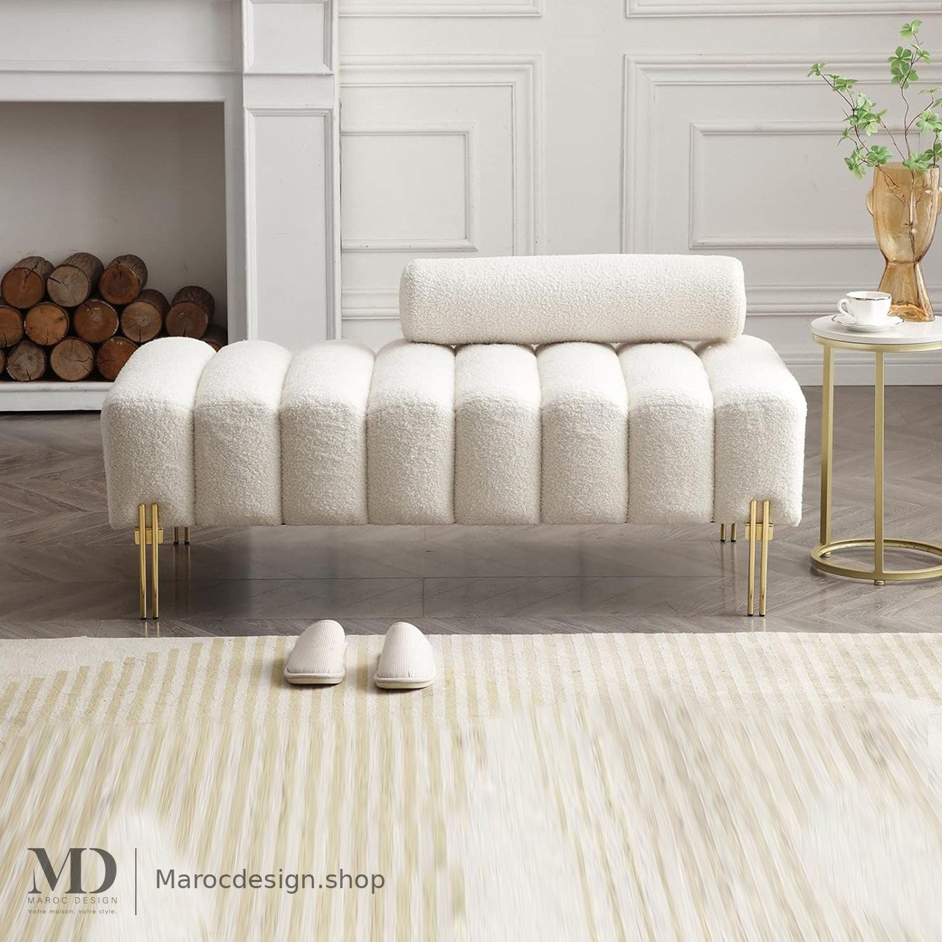 Banc Alma bouclé crème en pied de lit dans une chambre, traversin assorti – Maroc Design