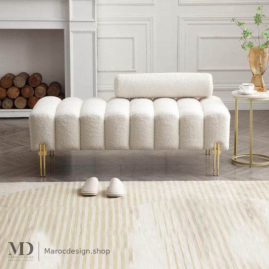 Banc Alma bouclé crème en pied de lit dans une chambre, traversin assorti – Maroc Design