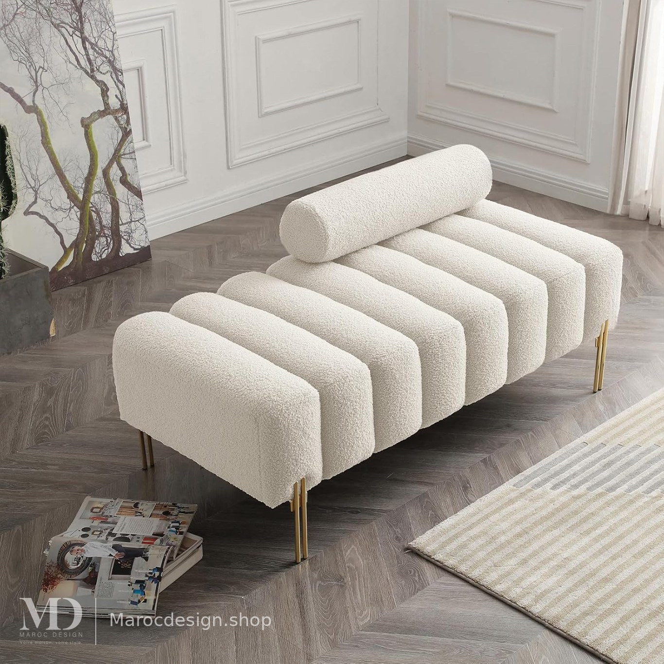 Banc bout de lit bouclé crème dans un salon moderne, pieds dorés – Maroc Design Casablanca