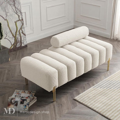 Banc bout de lit bouclé crème dans un salon moderne, pieds dorés – Maroc Design Casablanca