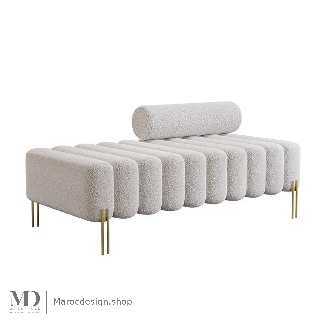 Banc Alma bouclé crème avec traversin et pieds dorés, vue studio – Maroc Design