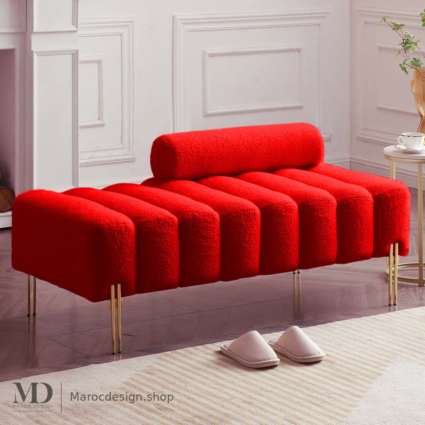 Banc Alma bouclé rouge avec traversin et pieds dorés, vue studio – Maroc Design