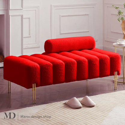 Banc Alma bouclé rouge avec traversin et pieds dorés, vue studio – Maroc Design