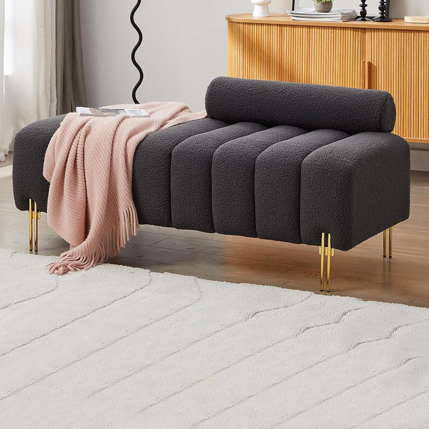 Banc bout de lit bouclé gris anthracite dans une chambre, plaid rose – Maroc Design Casablanca