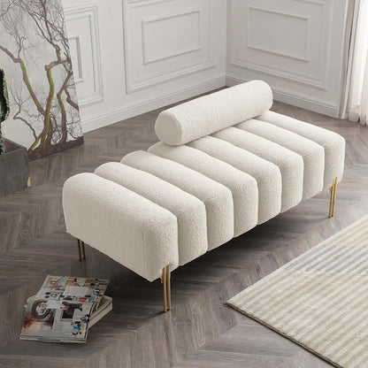 Banc Alma bouclé crème en pied de lit dans une chambre, traversin assorti – Maroc Design