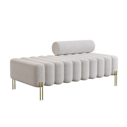 Banc Alma bouclé crème avec traversin et pieds dorés, vue studio – Maroc Design