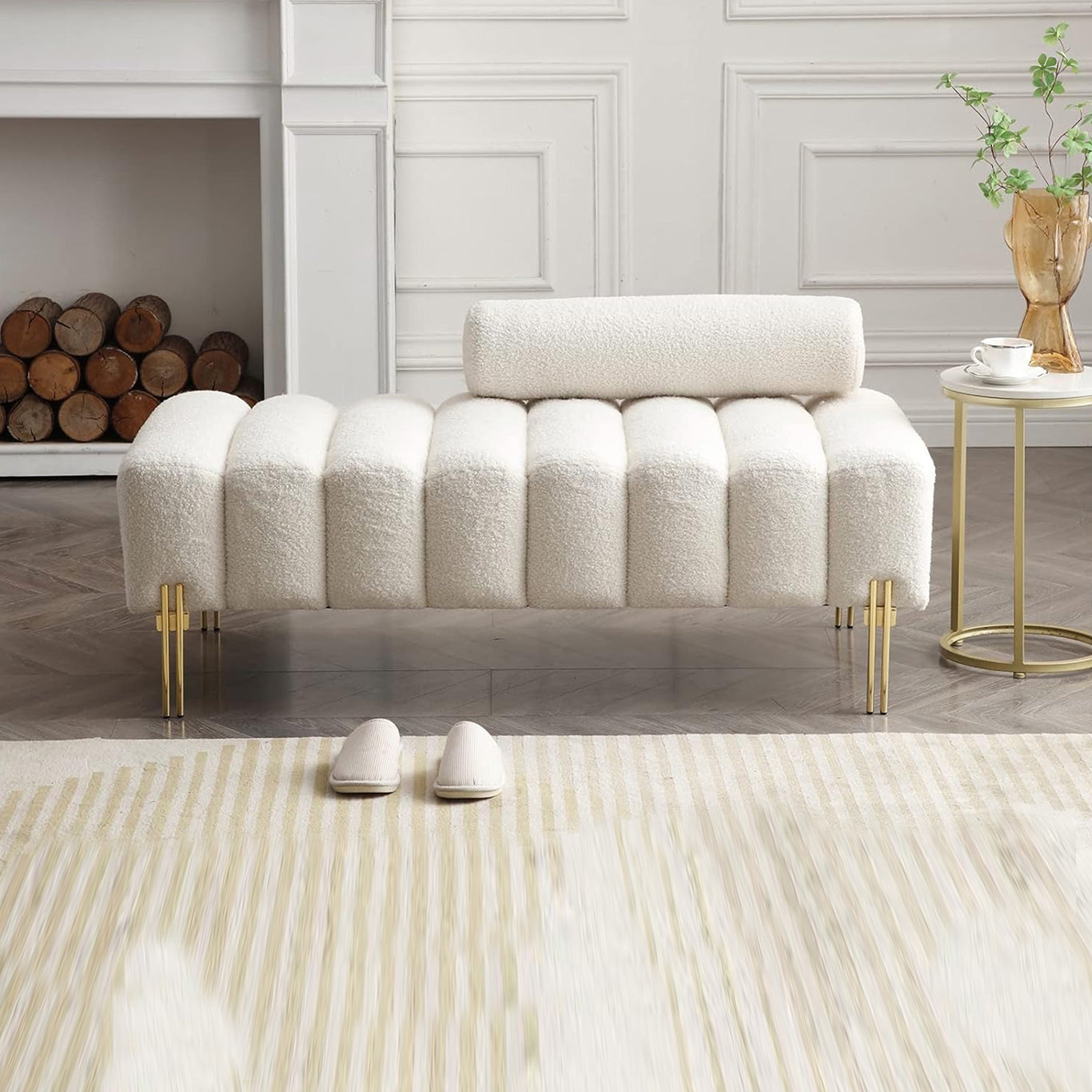 Banc bout de lit bouclé crème dans un salon moderne, pieds dorés – Maroc Design Casablanca