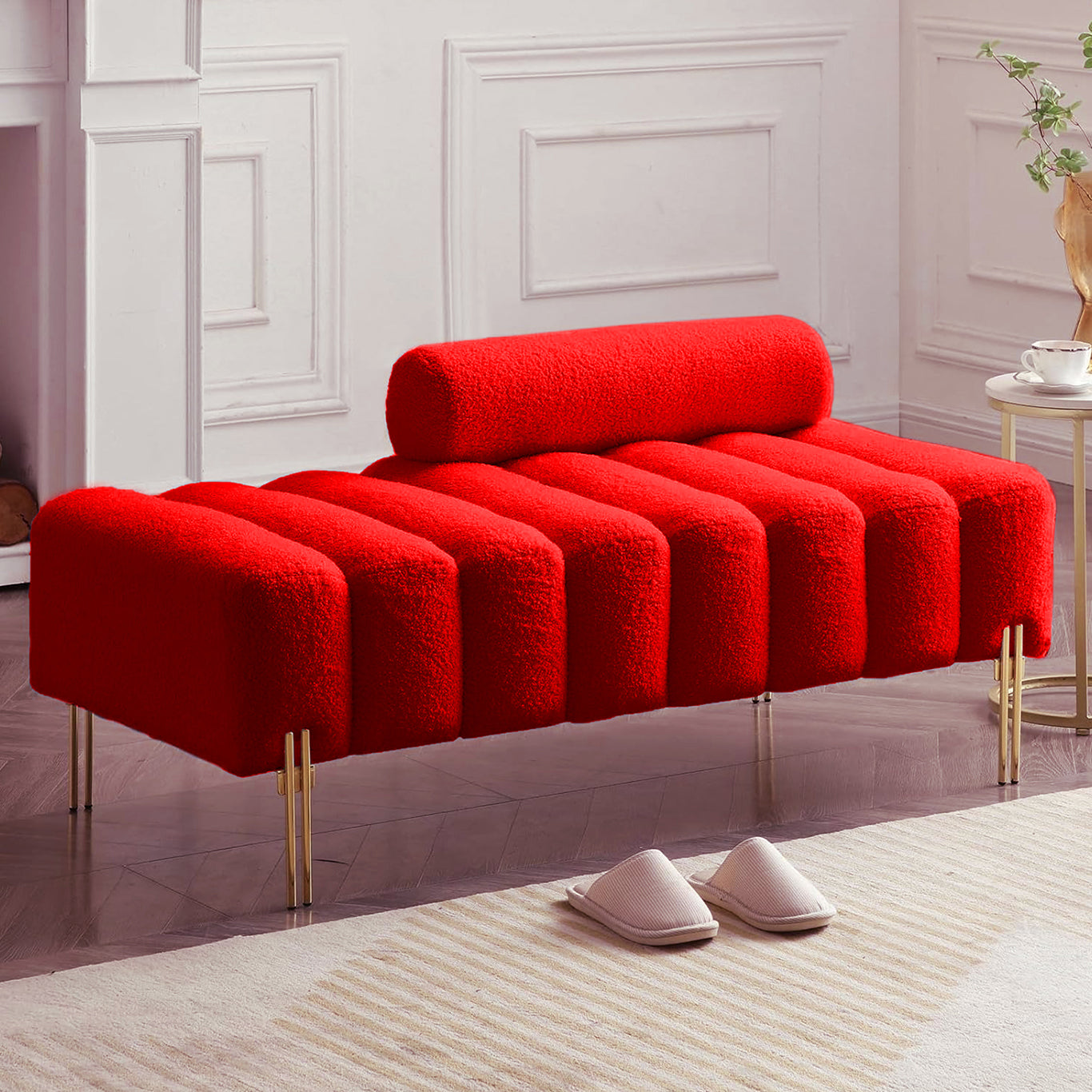 Banc Alma bouclé rouge avec traversin et pieds dorés, vue studio – Maroc Design