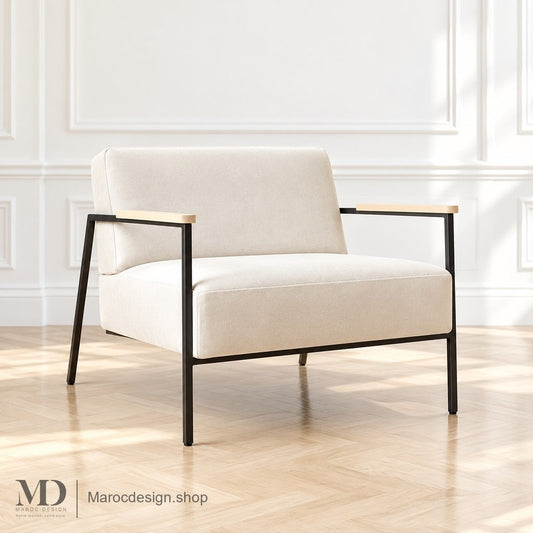 Chaise longue RYLAX ivoire avec accoudoirs bois et structure noire en intérieur lumineux — Maroc Design