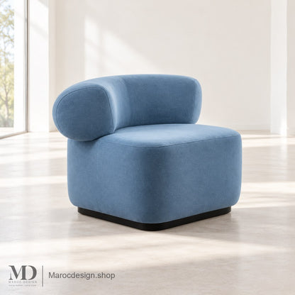 Chaise LUNA bleu clair à dossier arrondi en intérieur lumineux — Maroc Design