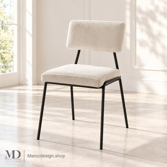Chaise VELVET crème avec pieds noirs en intérieur lumineux — Maroc Design