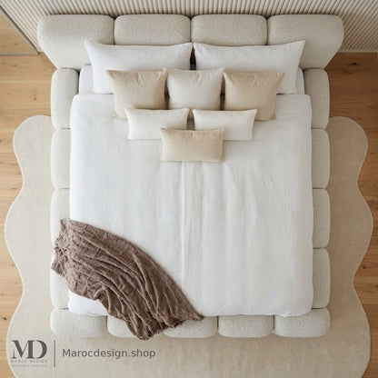 Vue de dessus du lit bouclette écru au contour de modules arrondis – Maroc Design
