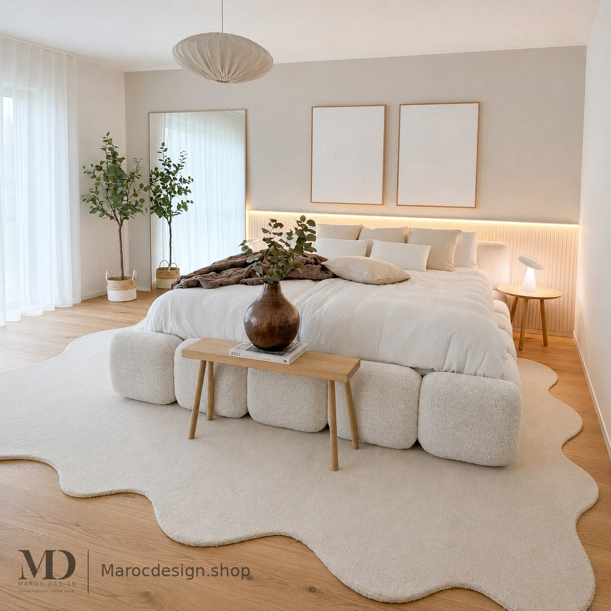 Lit bouclette écru cube avec banc en bois au pied du lit dans une chambre lumineuse – Maroc Design