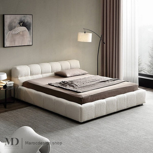Lit double CLOUD en bouclette écru, tête arrondie capitonnée et base basse, dans une chambre moderne – Maroc Design
