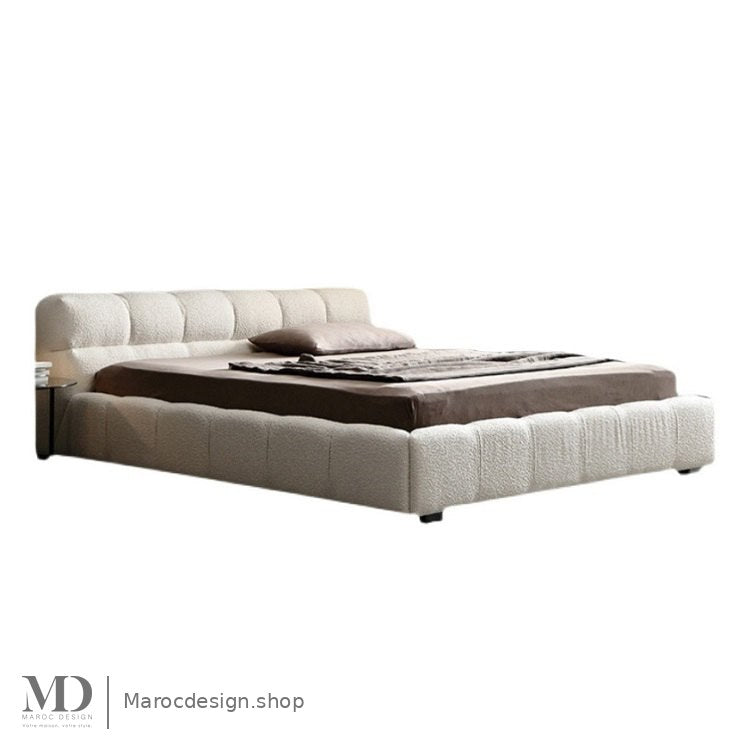 Lit bouclette écru CLOUD sur fond blanc, tête arrondie capitonnée et base à tufting – Maroc Design