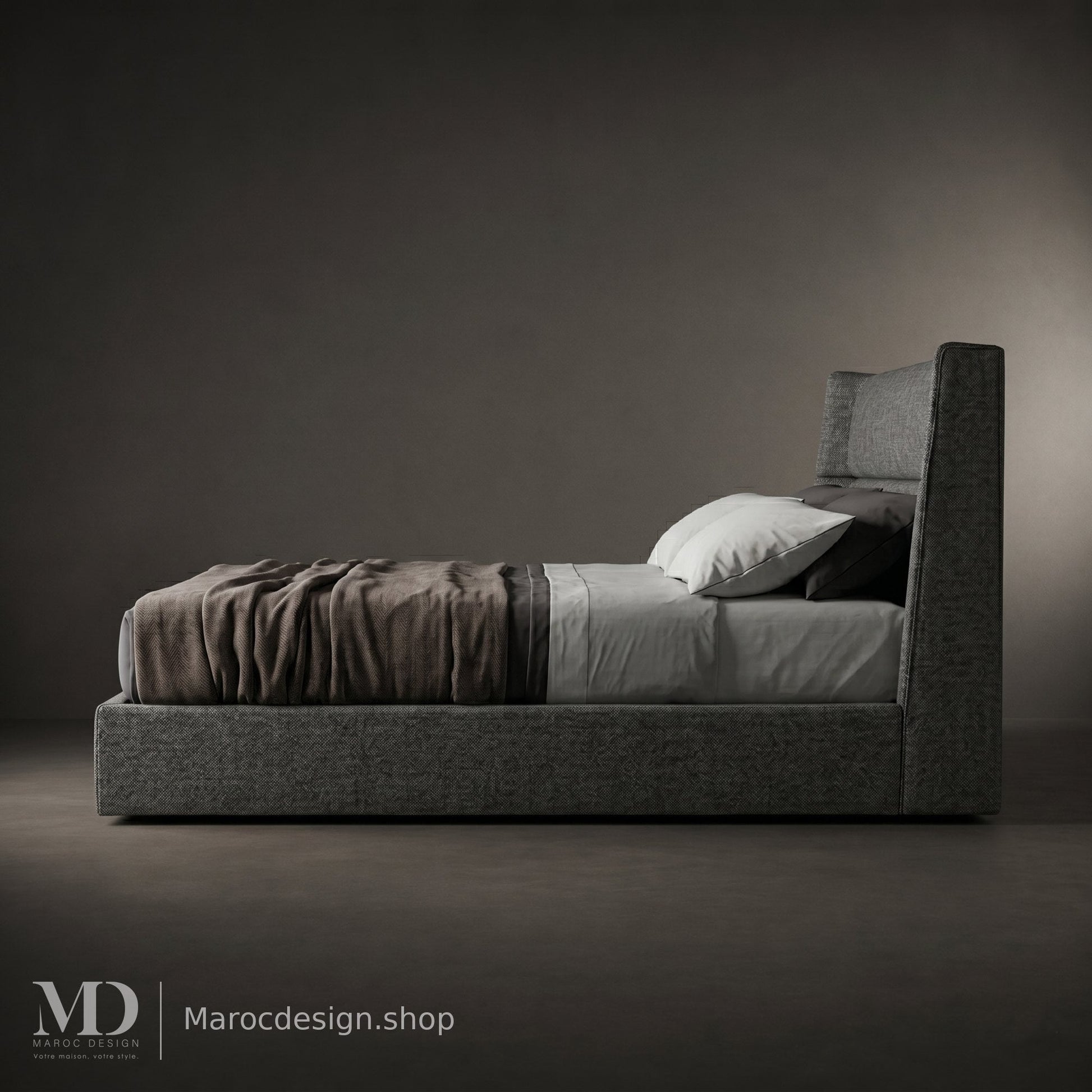 Profil du lit MOAR gris anthracite montrant la tête inclinée et la base haute rembourrée – Maroc Design