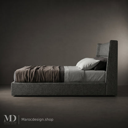 Profil du lit MOAR gris anthracite montrant la tête inclinée et la base haute rembourrée – Maroc Design