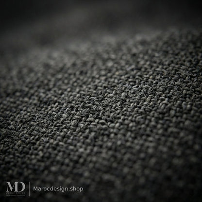 Gros plan sur le tissu texturé gris anthracite du lit MOAR – Maroc Design