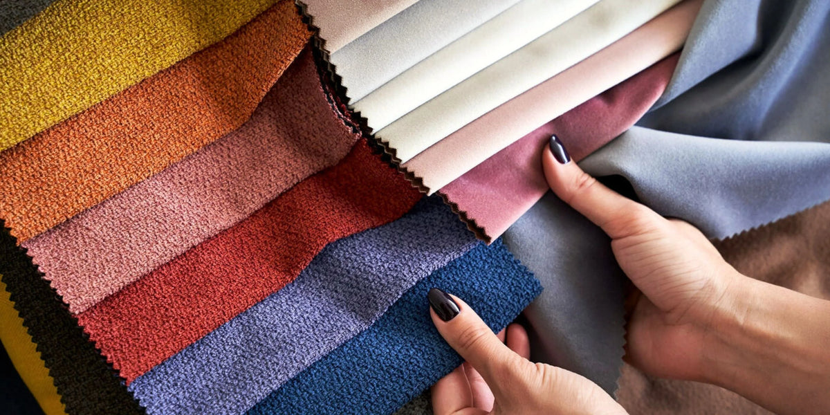 Nuancier de tissus multicolores en velours et bouclette pour personnaliser un canapé