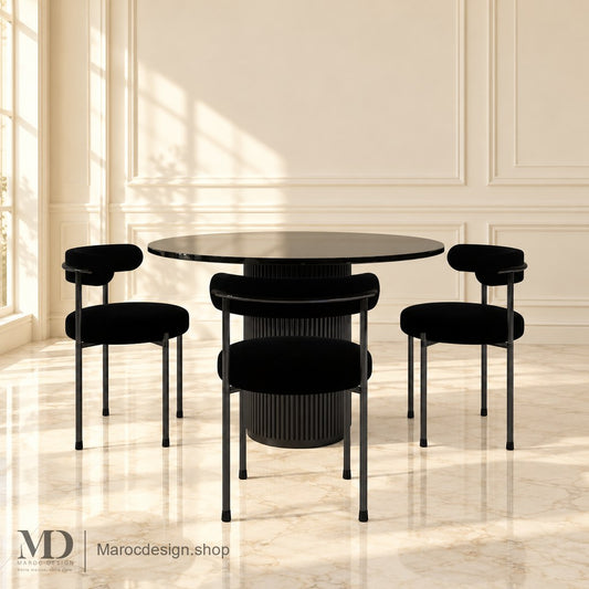 Table ronde DARK noire avec trois chaises noires visibles en intérieur lumineux — Maroc Design