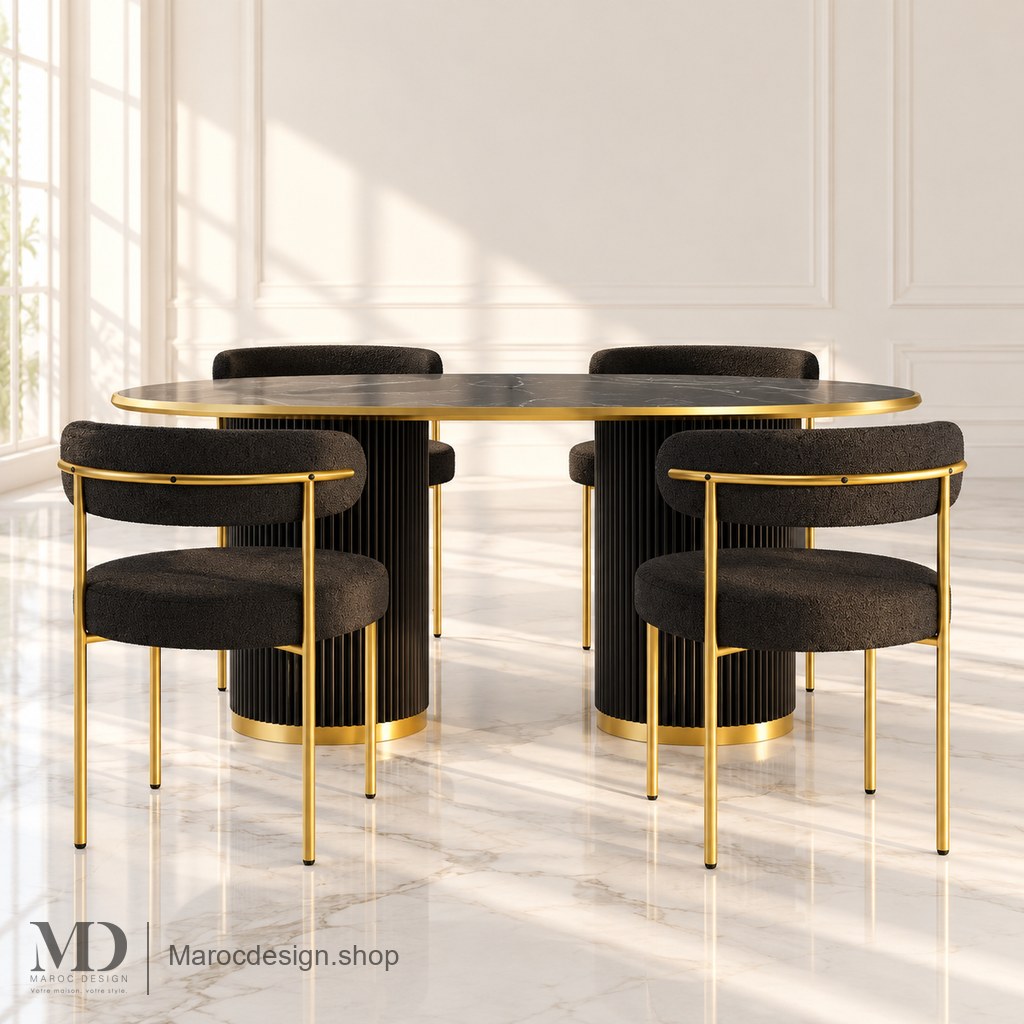 Table ROLS noire à socles noirs et dorés avec quatre chaises noires en intérieur lumineux — Maroc Design