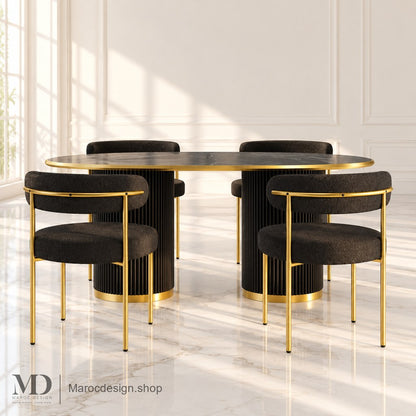 Table ROLS noire à socles noirs et dorés avec quatre chaises noires en intérieur lumineux — Maroc Design
