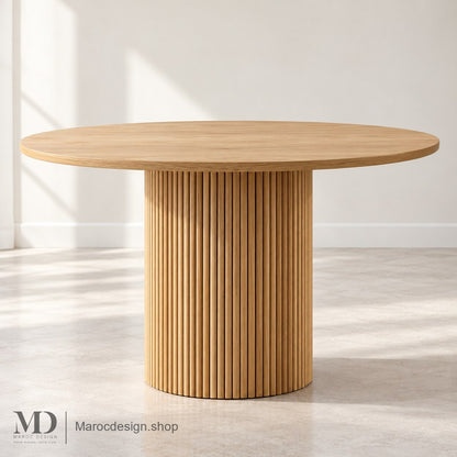 Table ronde ALMA à plateau et socle en bois clair en intérieur lumineux — Maroc Design