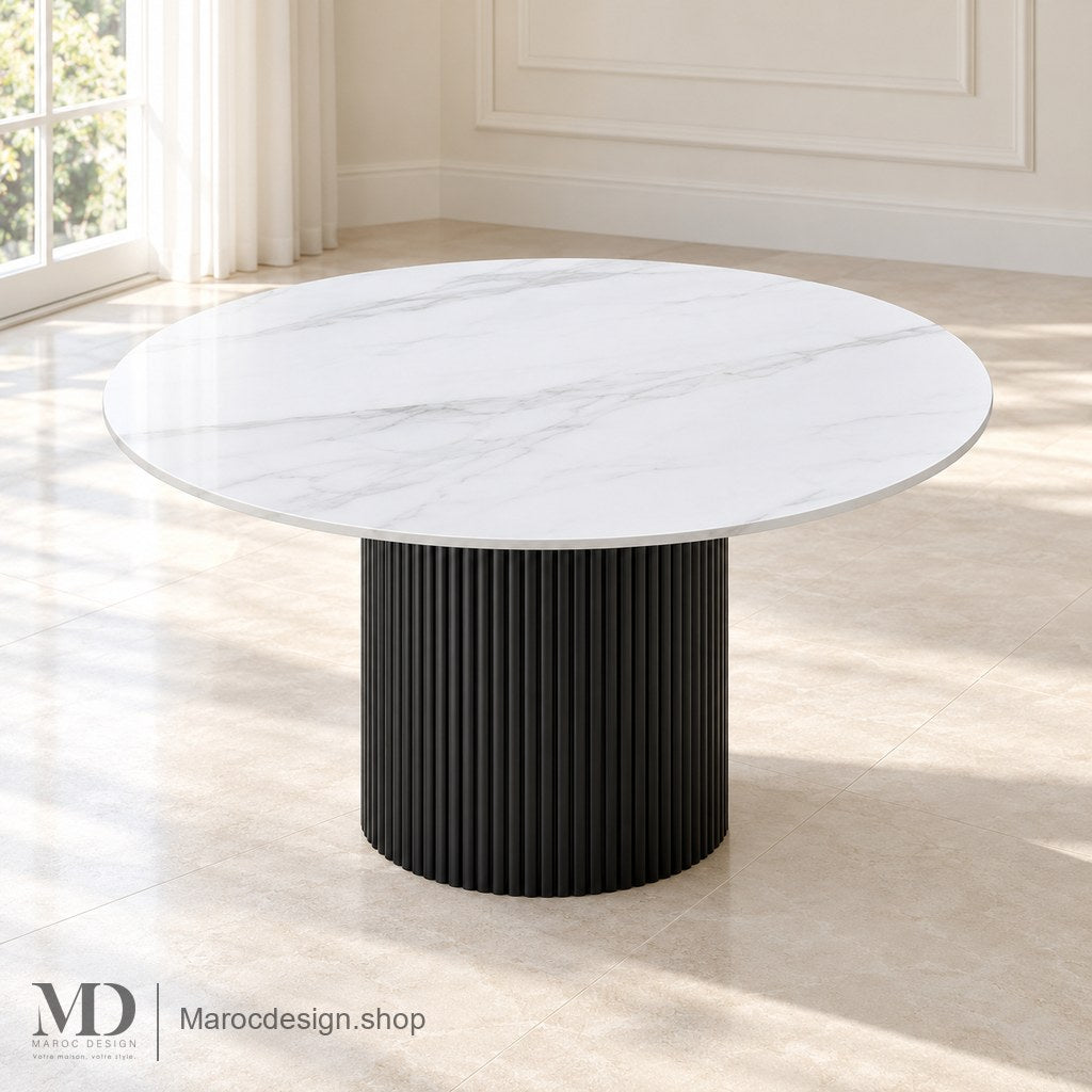 Table ronde PANDA à plateau blanc et socle noir cannelé en intérieur lumineux — Maroc Design