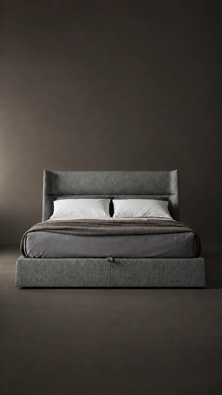 Lit en tissu gris avec haute tête de lit et linge de lit blanc